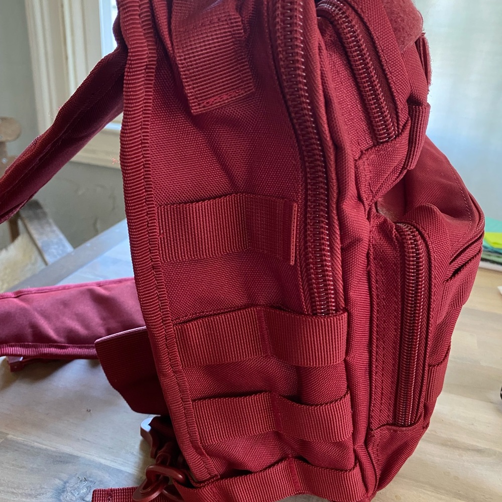 New Highlands Men's Eagle Tactical Sling Pack Color Burgundy - Picture 8 of 9